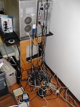 旧PC背面の雑多なケーブルたち01.JPG